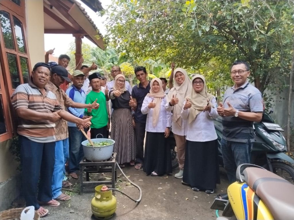 POPT BBPPTP Surabaya Ika Ratmawati memberikan pelatihan pembuatan pestisida nabati kepada anggota Gapoktan Karang Makmur Desa Pajarakan Kulon Probolinggo