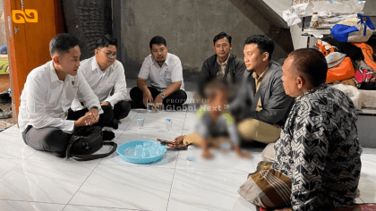 Petugas Polres Probolinggo Kota menangani anak terlantar yang ditemukan di Terminal Bayuangga Kota Probolinggo