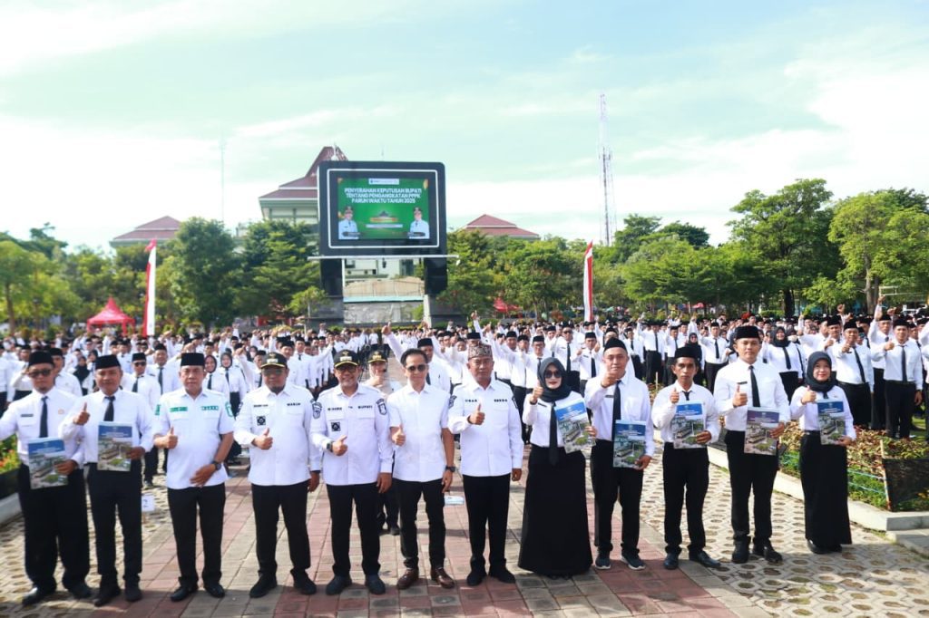 Bupati Probolinggo Mohammad Haris menyerahkan SK PPPK Paruh Waktu Tahun 2025 kepada perwakilan ASN di Alun-alun Kraksaan