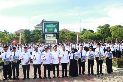 Bupati Probolinggo Mohammad Haris menyerahkan SK PPPK Paruh Waktu Tahun 2025 kepada perwakilan ASN di Alun-alun Kraksaan